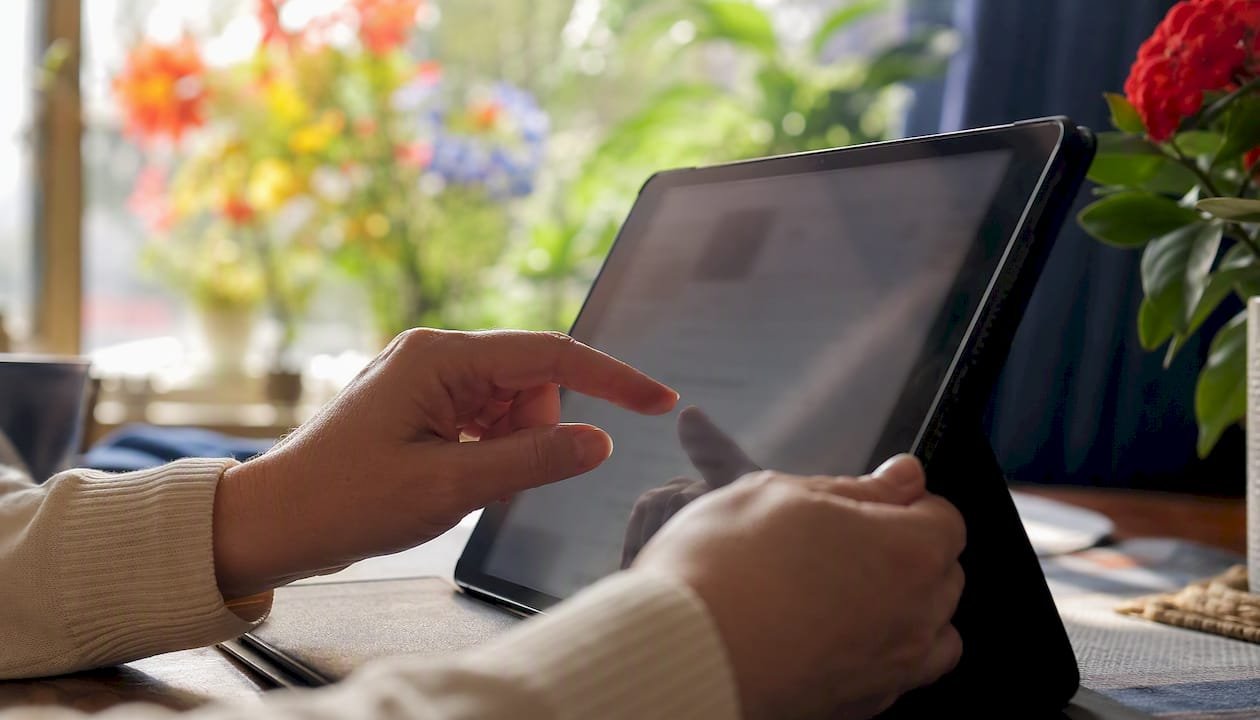 Hände bearbeiten das Alt-Text-Feld auf einem Tablet