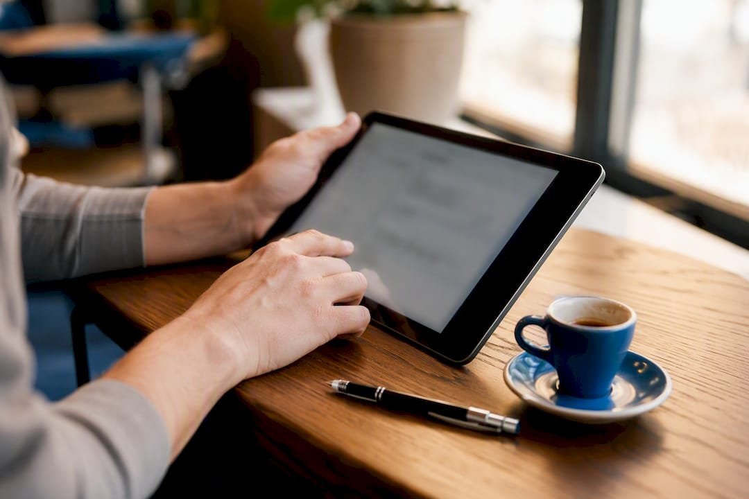 Mit den Fingern wird auf dem Touchscreen eine neue Weiterleitung eingerichtet.
