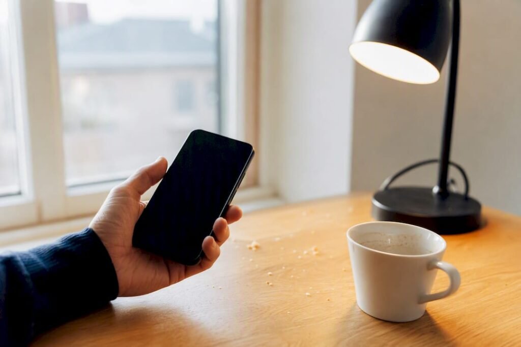 Hand bereit, um auf Instagram mit dem Smartphone zu posten